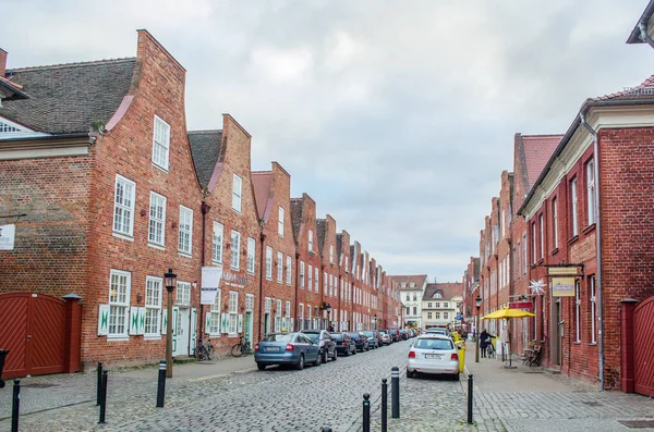POTSDAM, GERMANY, 11 Mart 2015: Hollandisches viertel çeyrek of potsdam, Almanya 'daki Hollandisches mimarisi için kırmızı tuğla evler tipik.