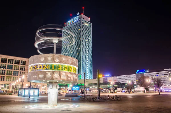 2015年3月12日 德国柏林 德国首都柏林亚历山大广场上的世界时钟夜景 后面是公园客栈酒店 — 图库照片
