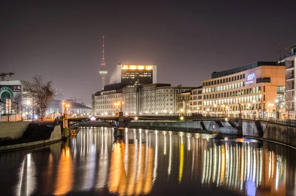 BERLİN, GERMANY, 12 Mart 2015: Berlin ufuk çizgisinin gece görüntüsü Seri nehir yüzeyine yansıyor.