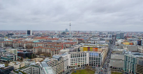 BERLİN, GERMANY, 12 Mart 2015: Fernsehturm ve Berlin Katedrali gibi en çarpıcı anıtlara sahip Berlin 'in havadan görünüşü