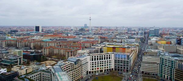 BERLİN, GERMANY, 12 Mart 2015: Fernsehturm ve Berlin Katedrali gibi en çarpıcı anıtlara sahip Berlin 'in havadan görünüşü