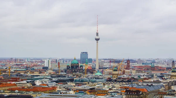 BERLİN, GERMANY, 12 Mart 2015: Fernsehturm ve Berlin Katedrali gibi en çarpıcı anıtlara sahip Berlin 'in havadan görünüşü