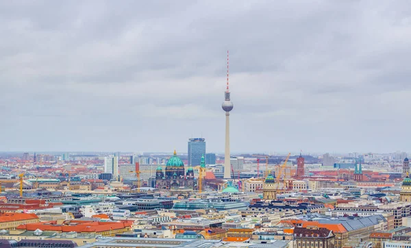 BERLİN, GERMANY, 12 Mart 2015: Fernsehturm ve Berlin Katedrali gibi en çarpıcı anıtlara sahip Berlin 'in havadan görünüşü