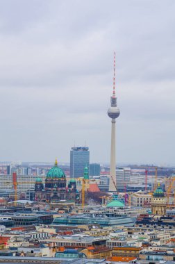 BERLİN, GERMANY, 12 Mart 2015: Fernsehturm ve Berlin Katedrali gibi en çarpıcı anıtlara sahip Berlin 'in havadan görünüşü