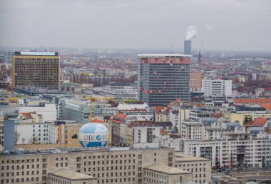 BERLİN, Almanya, 12 Mart 2015: Berlin 'deki gökdelenlerin hava manzarası.