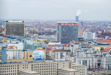 BERLİN, Almanya, 12 Mart 2015: Berlin 'deki gökdelenlerin hava manzarası.