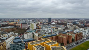 BERLİN, GERMANY, 12 Mart 2015: Berlin 'in havadan görünüşü, bir tarafında küçük aile evleri, diğer tarafında büyük gökdelenler olan şehir..