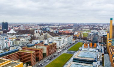 BERLİN, GERMANY, 12 Mart 2015: Berlin 'in havadan görünüşü, bir tarafında küçük aile evleri, diğer tarafında büyük gökdelenler olan şehir..
