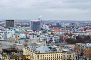 BERLİN, GERMANY, 12 Mart 2015: Berlin 'in havadan görünüşü, bir tarafında küçük aile evleri, diğer tarafında büyük gökdelenler olan şehir..