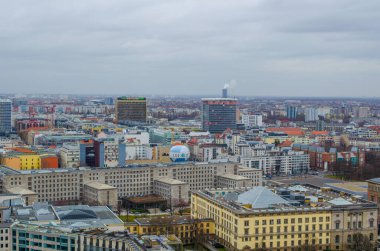 BERLİN, GERMANY, 12 Mart 2015: Fernsehturm ve Berlin Katedrali gibi en çarpıcı anıtlara sahip Berlin 'in havadan görünüşü