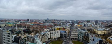 BERLİN, GERMANY, 12 Mart 2015: Fernsehturm ve Berlin Katedrali gibi en çarpıcı anıtlara sahip Berlin 'in havadan görünüşü