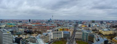 BERLİN, GERMANY, 12 Mart 2015: Fernsehturm ve Berlin Katedrali gibi en çarpıcı anıtlara sahip Berlin 'in havadan görünüşü
