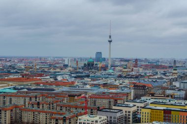 BERLİN, GERMANY, 12 Mart 2015: Fernsehturm ve Berlin Katedrali gibi en çarpıcı anıtlara sahip Berlin 'in havadan görünüşü