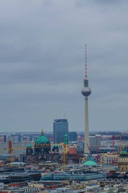 BERLİN, GERMANY, 12 Mart 2015: Fernsehturm ve Berlin Katedrali gibi en çarpıcı anıtlara sahip Berlin 'in havadan görünüşü