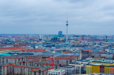 BERLİN, GERMANY, 12 Mart 2015: Fernsehturm ve Berlin Katedrali gibi en çarpıcı anıtlara sahip Berlin 'in havadan görünüşü