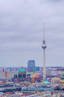BERLİN, GERMANY, 12 Mart 2015: Fernsehturm ve Berlin Katedrali gibi en çarpıcı anıtlara sahip Berlin 'in havadan görünüşü