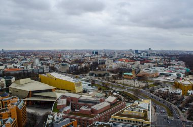 BERLİN, GERMANY, 12 Mart 2015: Berlin 'in gökdelenlerine doğru havadan bakışı Kurfirstendamm iş bölgesi ve Aziz Matthaus kilisesi.