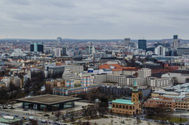 BERLİN, GERMANY, 12 Mart 2015: Berlin 'in gökdelenlerine doğru havadan bakışı Kurfirstendamm iş bölgesi ve Aziz Matthaus kilisesi.