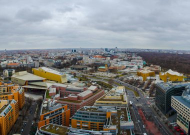 BERLİN, GERMANY, 12 Mart 2015: Berlin 'in gökdelenlerine doğru havadan bakışı Kurfirstendamm iş bölgesi ve Aziz Matthaus kilisesi.