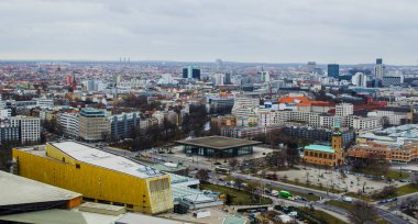BERLİN, GERMANY, 12 Mart 2015: Berlin 'in gökdelenlerine doğru havadan bakışı Kurfirstendamm iş bölgesi ve Aziz Matthaus kilisesi.