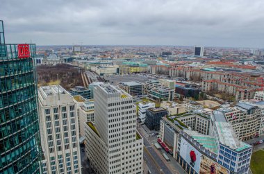 BERLİN, GERMANY, 12 Mart 2015: Brandenburger tor, soykırım anıtı ve Reichstag binasıyla Berlin 'in hava manzarası.