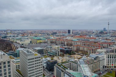 BERLİN, GERMANY, 12 Mart 2015: Brandenburger tor, soykırım anıtı ve Reichstag binasıyla Berlin 'in hava manzarası.