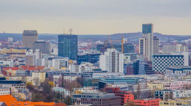 BERLİN, GERMANY, 12 Mart 2015: Kurfirstendamm İş Bölgesi gökdelenlerine doğru Berlin 'in hava görüntüsü