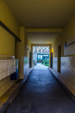 BERLİN, GERMANY, 12 Mart 2015: Yüksek binalar arasında saklı dokuz avlu kompleksi dükkanlar, restoranlar ve sinemalar ile sakin bir bölgeye dönüştürüldü. Adı Hackesche Hofe..