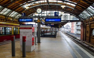 BERLİN, GERMANY, 12 Mart 2015: Hackescher markt tren istasyonundaki eski tarz tren platformunun ayrıntıları.