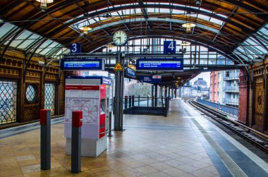 BERLİN, GERMANY, 12 Mart 2015: Hackescher markt tren istasyonundaki eski tarz tren platformunun ayrıntıları.