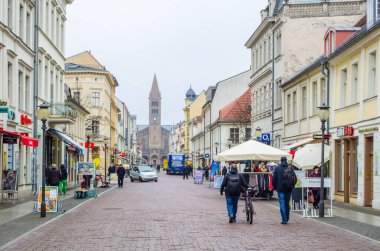 POTSDAM, ALMANY, 11 Mart 2015: Potsdam 'ın ana caddesi - brandenburger Caddesi. Bir ucunda Brandenburger tor, diğer ucunda da Aziz Peter ve Paul Kilisesi var..