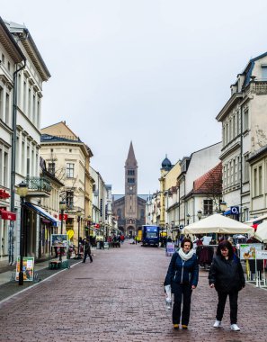POTSDAM, ALMANY, 11 Mart 2015: Potsdam 'ın ana caddesi - brandenburger Caddesi. Bir ucunda Brandenburger tor, diğer ucunda da Aziz Peter ve Paul Kilisesi var..