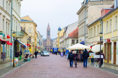 POTSDAM, ALMANY, 11 Mart 2015: Potsdam 'ın ana caddesi - brandenburger Caddesi. Bir ucunda Brandenburger tor, diğer ucunda da Aziz Peter ve Paul Kilisesi var..