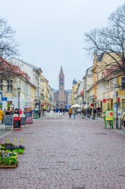 POTSDAM, ALMANY, 11 Mart 2015: Potsdam 'ın ana caddesi - brandenburger Caddesi. Bir ucunda Brandenburger tor, diğer ucunda da Aziz Peter ve Paul Kilisesi var..