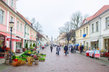 POTSDAM, ALMANY, 11 Mart 2015: Potsdam 'ın ana caddesi - brandenburger Caddesi. Bir ucunda Brandenburger tor, diğer ucunda da Aziz Peter ve Paul Kilisesi var..