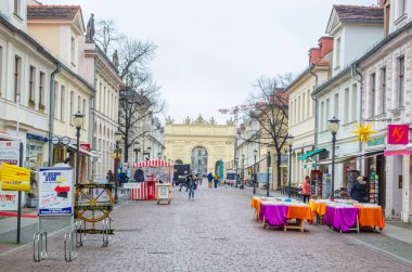 POTSDAM, ALMANY, 11 Mart 2015: Potsdam 'ın ana caddesi - brandenburger Caddesi. Bir ucunda Brandenburger tor, diğer ucunda da Aziz Peter ve Paul Kilisesi var..