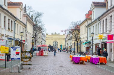 POTSDAM, ALMANY, 11 Mart 2015: Potsdam 'ın ana caddesi - brandenburger Caddesi. Bir ucunda Brandenburger tor, diğer ucunda da Aziz Peter ve Paul Kilisesi var..