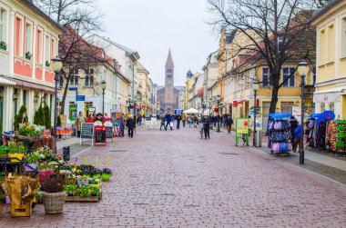 POTSDAM, ALMANY, 11 Mart 2015: Potsdam 'ın ana caddesi - brandenburger Caddesi. Bir ucunda Brandenburger tor, diğer ucunda da Aziz Peter ve Paul Kilisesi var..