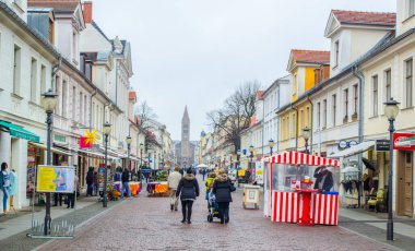 POTSDAM, ALMANY, 11 Mart 2015: Potsdam 'ın ana caddesi - brandenburger Caddesi. Bir ucunda Brandenburger tor, diğer ucunda da Aziz Peter ve Paul Kilisesi var..