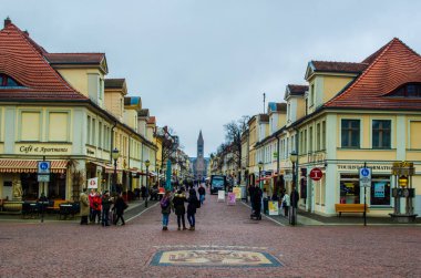 POTSDAM, GERMANY, 11 Mart 2015: Brandenburger Caddesi 'nin ünlü mardenburger tor' a ulaştığı Potsdam yakınlarında küçük bir meydan.