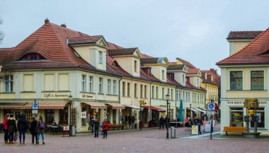 POTSDAM, GERMANY, 11 Mart 2015: Brandenburger Caddesi 'nin ünlü mardenburger tor' a ulaştığı Potsdam yakınlarında küçük bir meydan.