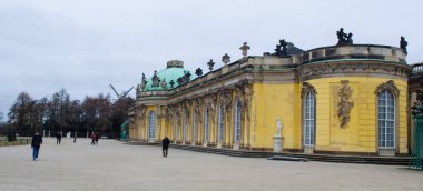 POTSDAM, GERMANY, 11 Mart 2015: Sanssouci Sarayı Potsdam 'ın hakimiyeti altındadır..