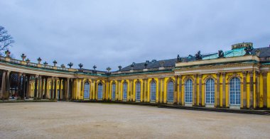 POTSDAM, GERMANY, 11 Mart 2015: Sanssouci Sarayı Potsdam 'ın hakimiyeti altındadır..