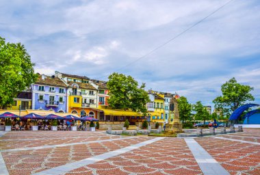 LOVECH, BULGARIA, 2 Mayıs 2016: İspanya 'nın Lovech kentinin ana meydanı