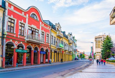 LOVECH, BULGARIA, 2 Mayıs 2016: İspanya 'nın Lovech kentinin merkez caddesinin görüntüsü