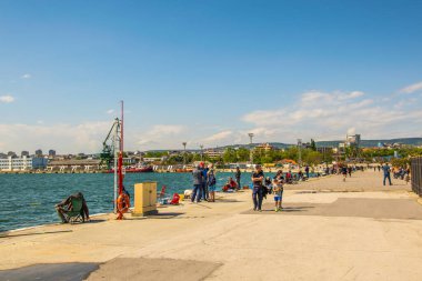 VARNA, BULGARIA, 7 Mayıs 2016: Bulgaristan 'daki varna limanının rıhtımında güneşli bir günün tadını çıkarıyorlar.