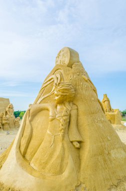 BURGAS, BULGARIA, 31 Temmuz 2014: Bulgaristan 'ın Burgaz kentindeki bir plajda yapılan kum heykellerinin manzarası.