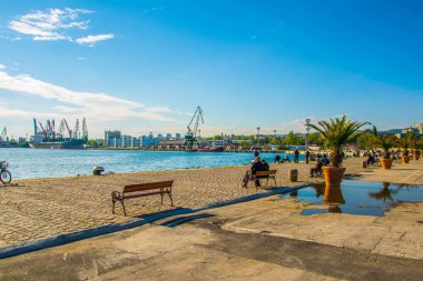 VARNA, BULGARIA, 7 Mayıs 2016: Bulgaristan 'daki varna limanının rıhtımında güneşli bir günün tadını çıkarıyorlar.