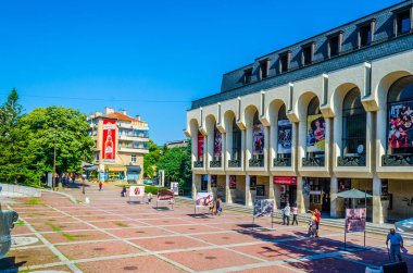 SHUMEN, BULGARIA, AĞUSTOS 3, 2014: Bulgaristan 'ın Şumen kentindeki ana bulvarda insanlar yürüyor