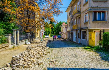 SHUMEN, BULGARIA, 3 Ağustos 2014: Bulgaristan 'ın Shumen kentinde küçük bir sokakta insanlar yürüyor